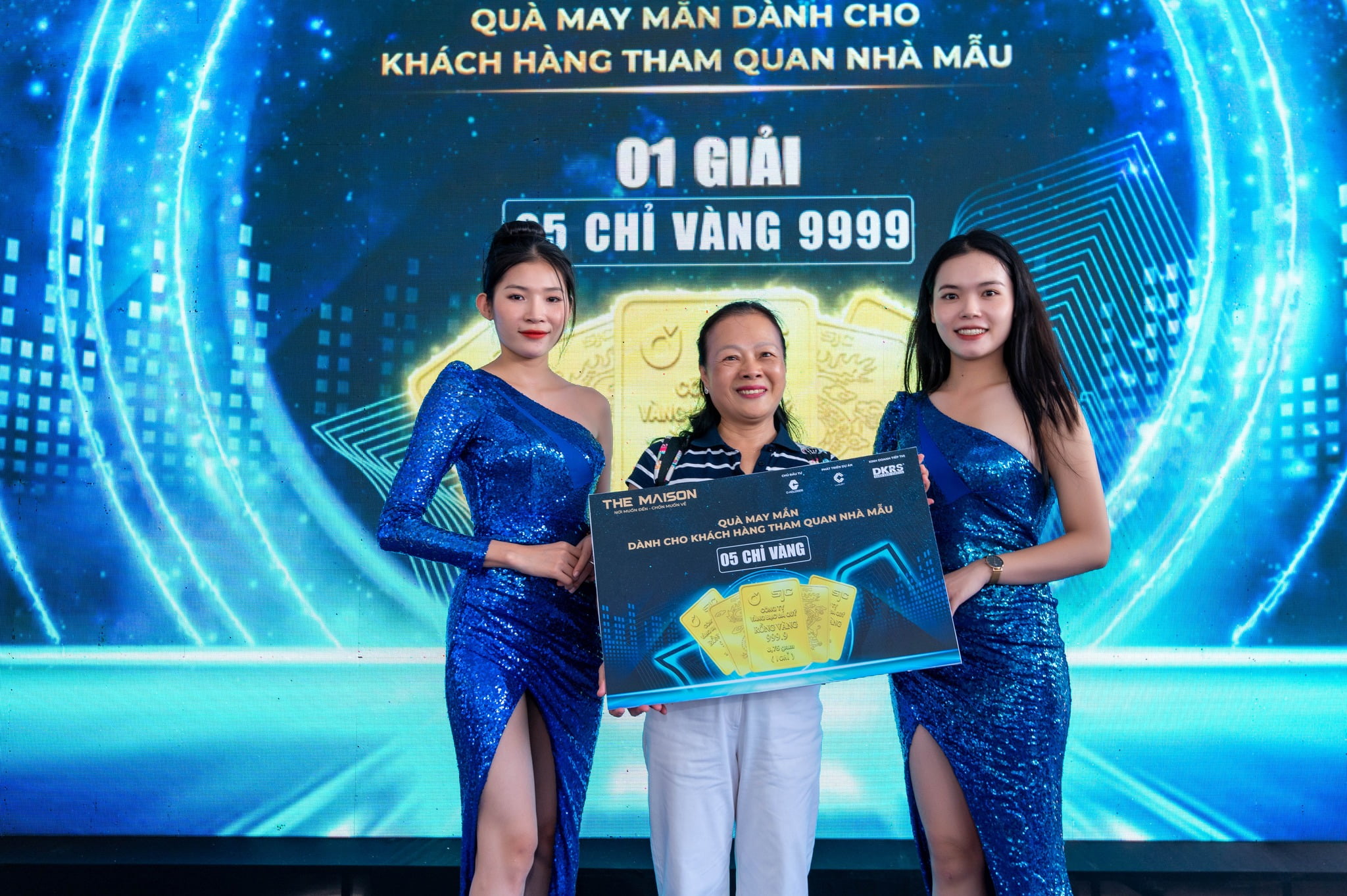 Khách hàng giao dịch buổi mở bán The Maison