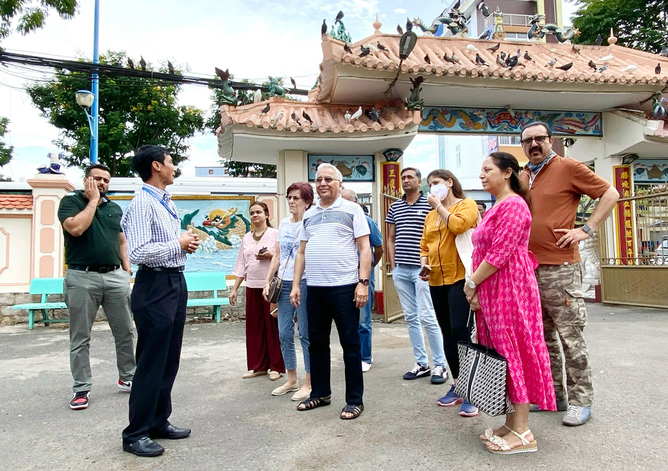 Đoàn famtrip Ấn Độ tham quan Đình thần Thắng Tam.