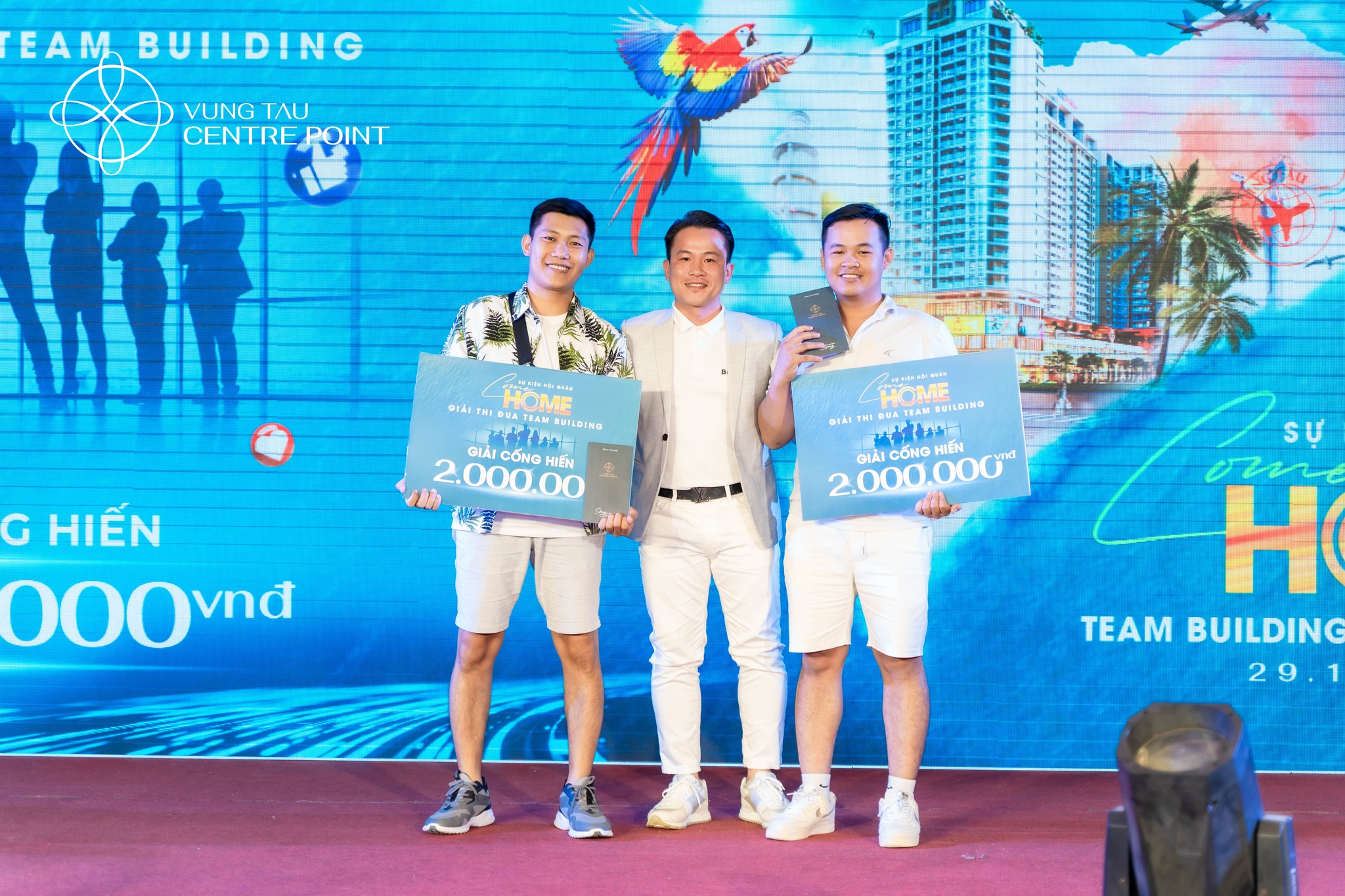 Những giải thưởng giá trị được trao tay