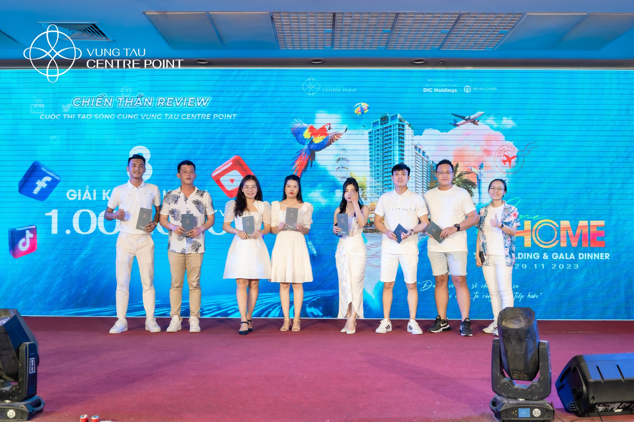 Những giải thưởng giá trị được trao tay