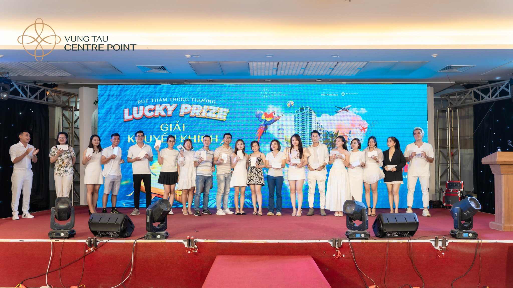 Những giải thưởng giá trị được trao tay