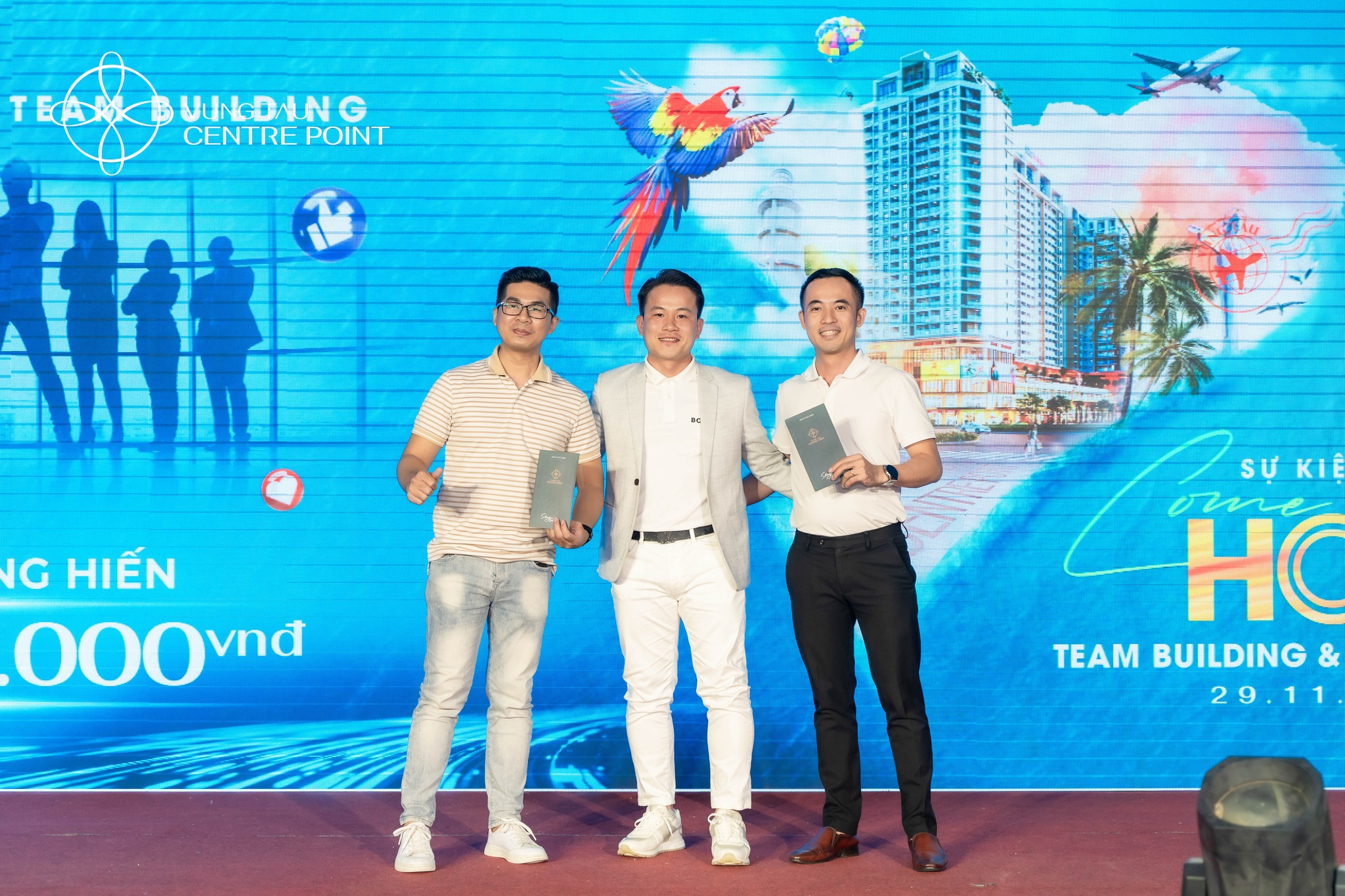 Những giải thưởng giá trị được trao tay