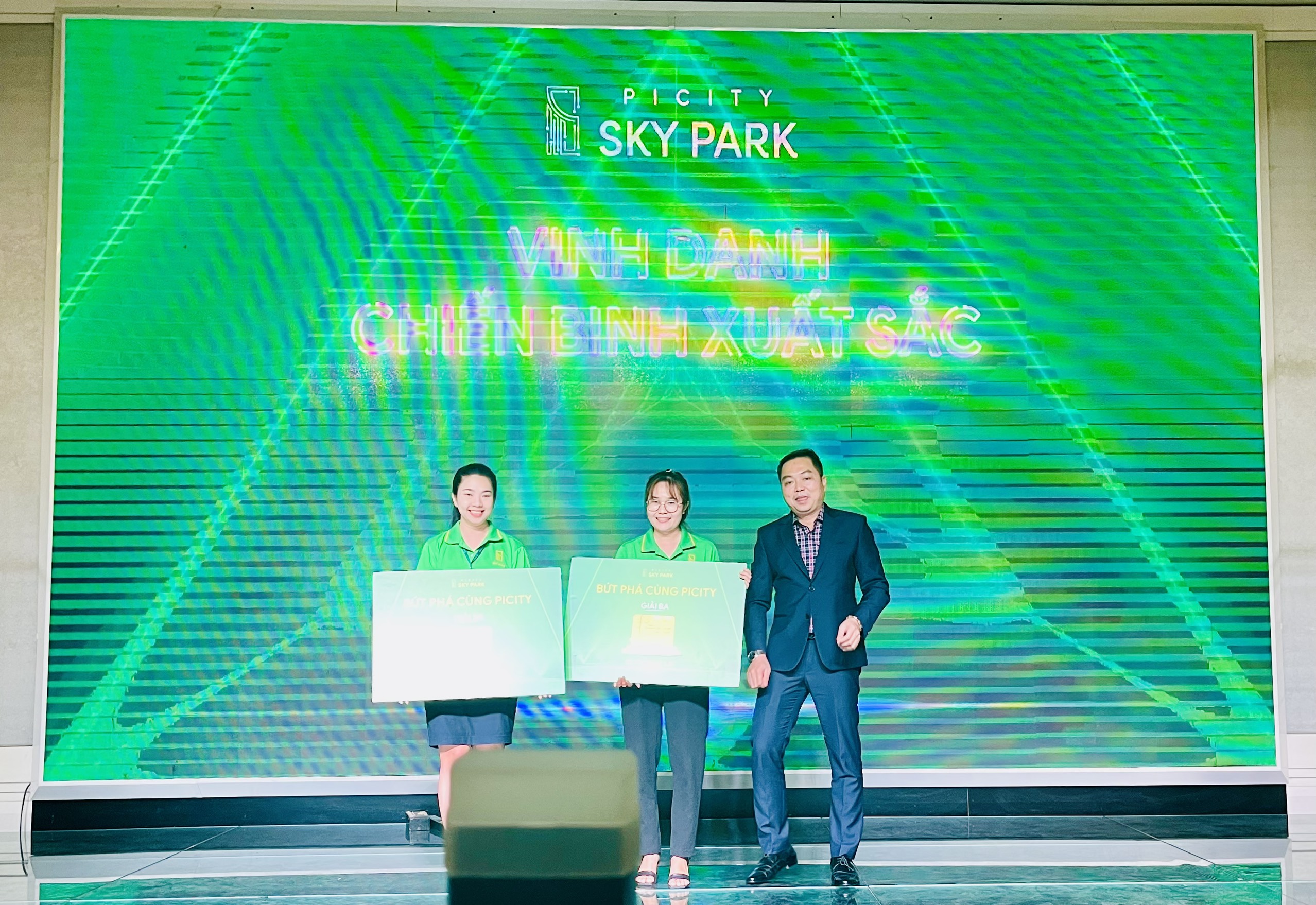 Nhân viên bán hàng xuất sắc dự án Picity Sky Park