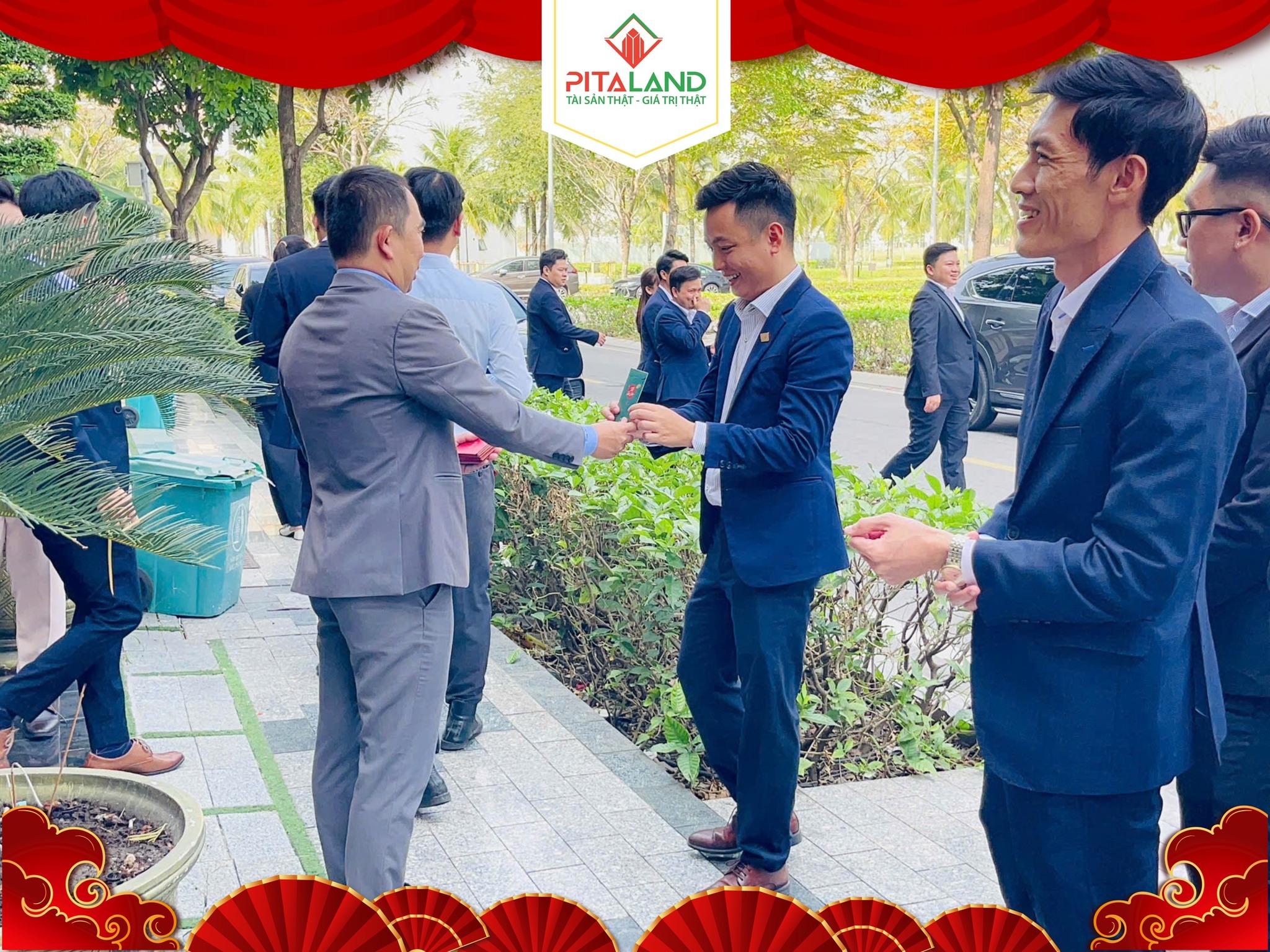 Tổng Giám Đốc Lì Xì Tài Lộc Cho Nhân Viên Pitaland