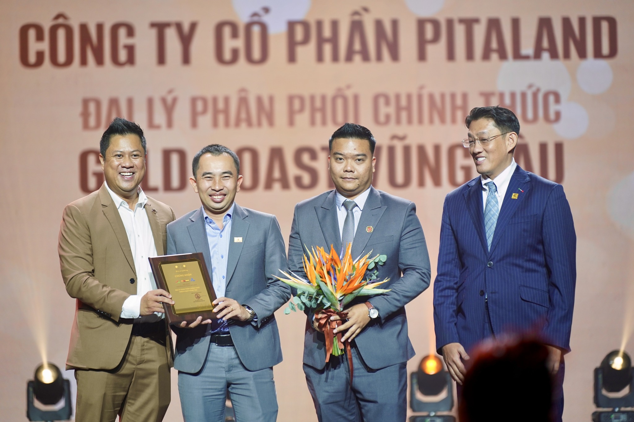 Lãnh đạo Pitaland nhận bằng ký kết dự án .