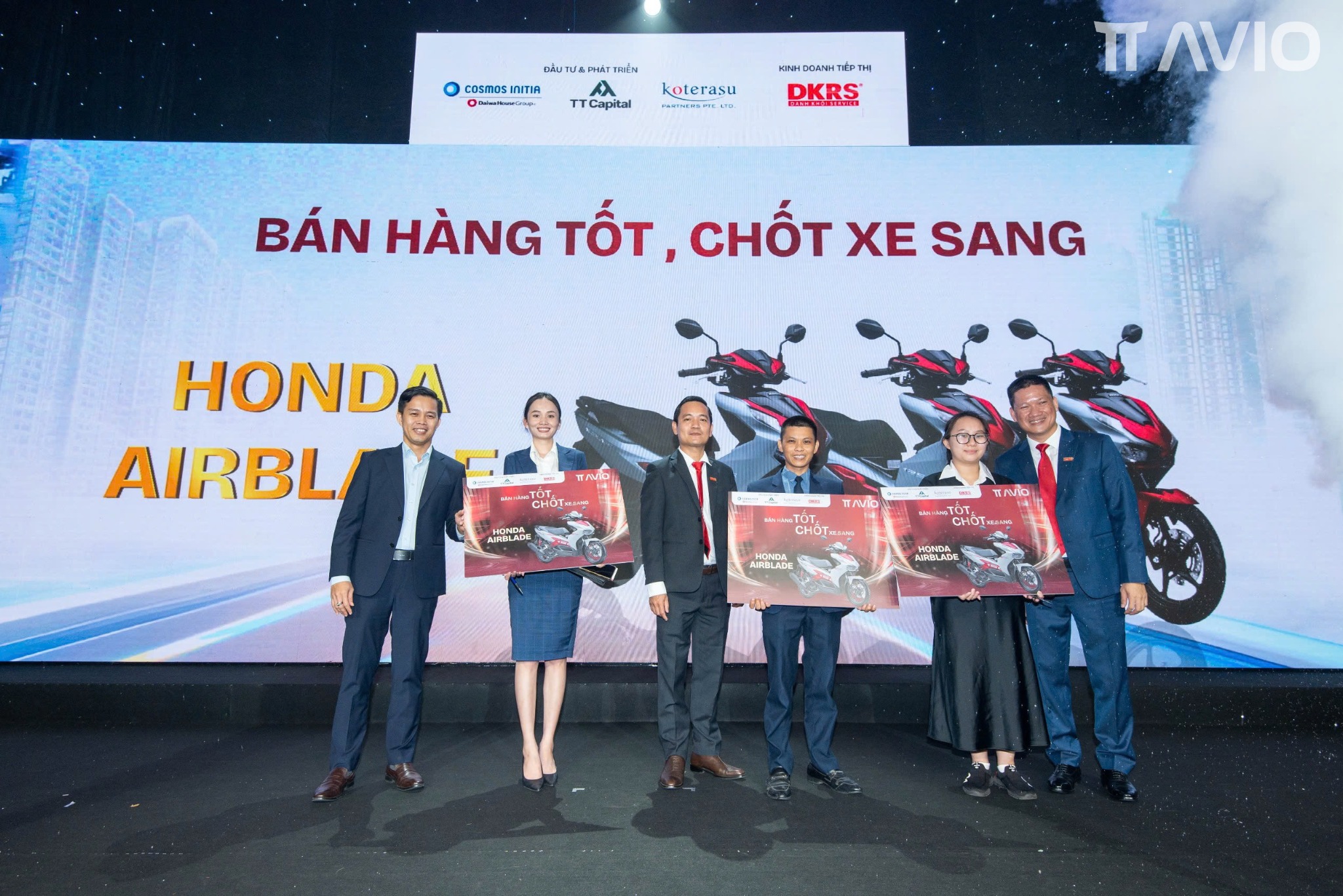 Khách hàng trúng thưởng, đặc biệt là khoảnh khắc trao giải chiếc xe Honda Air Blade, đặc biệt là khoảnh khắc trao giải chiếc xe Honda Air Blade