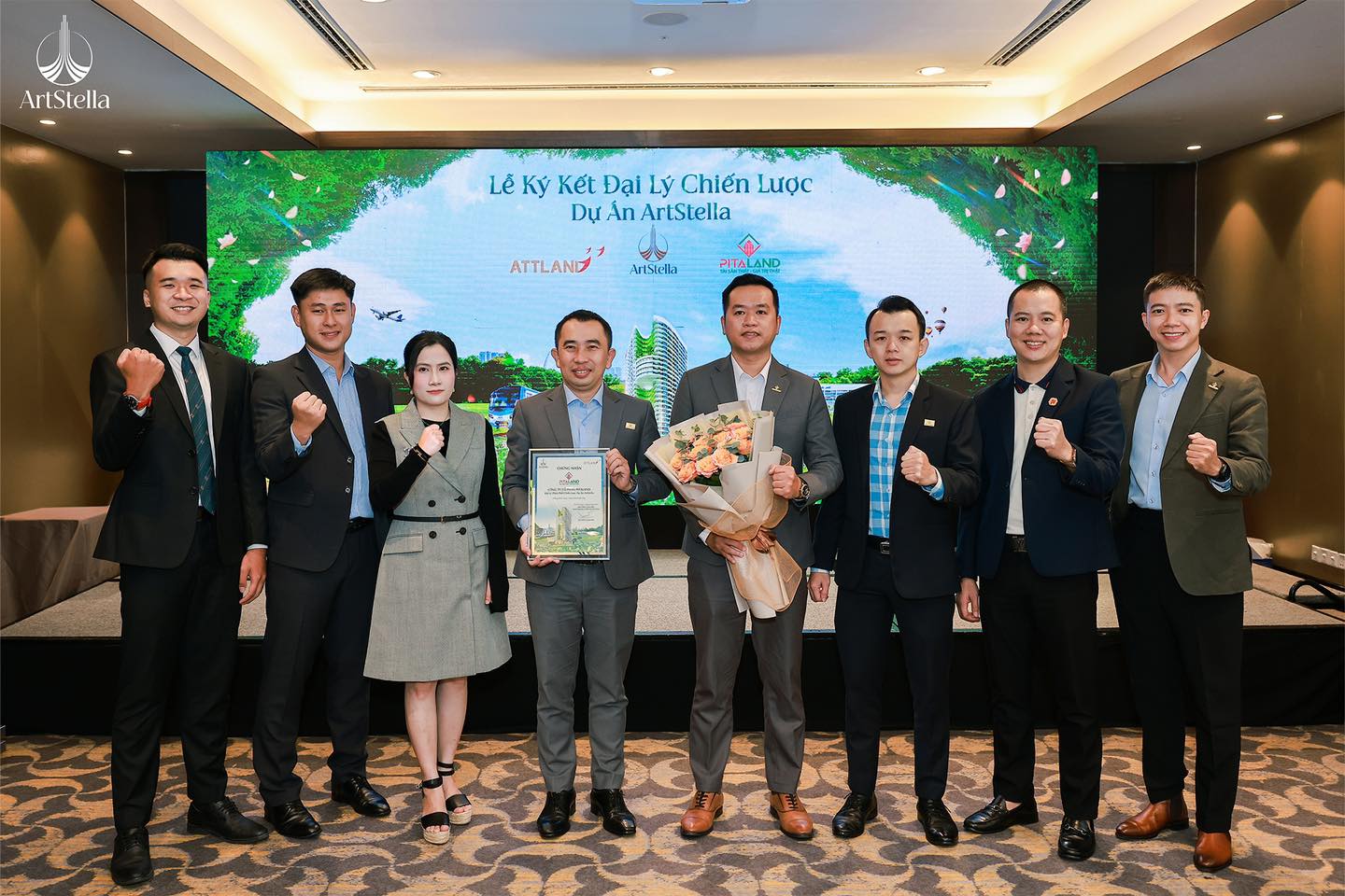 Ông Lê Thanh Nhựt, Tổng giám đốc Công ty cổ phần Pitaland (thứ 4 từ trái qua) và đại diện ban lãnh đạo cùng đón chứng nhận đại lý phân phối lược dự án ArtStella từ chủ đầu tư ATTLand
