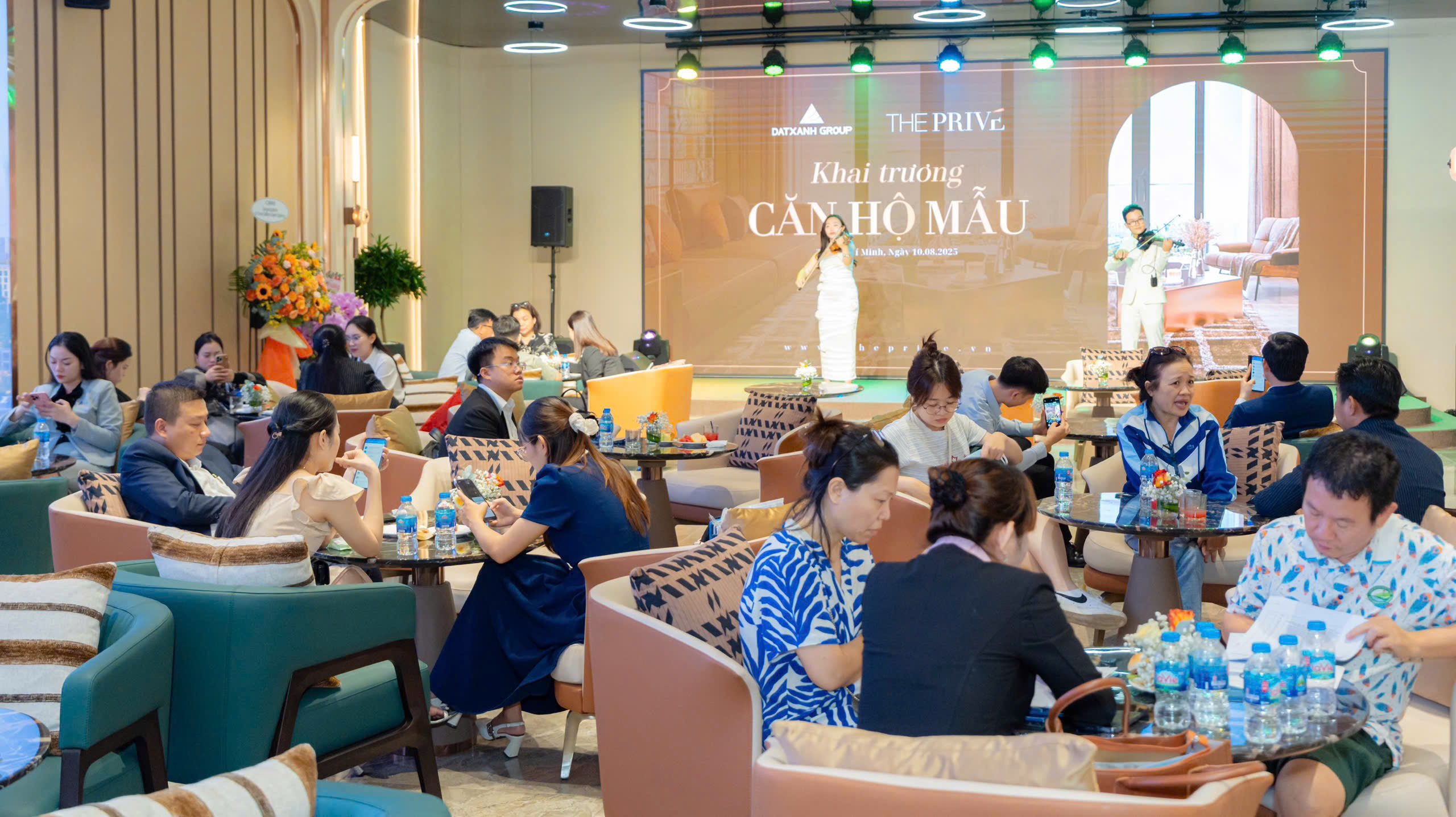 Đông đảo đại diện các đơn vị phân phối lớn có mặt trong ngày khai trương, tham quan khu căn hộ mẫu The Privé