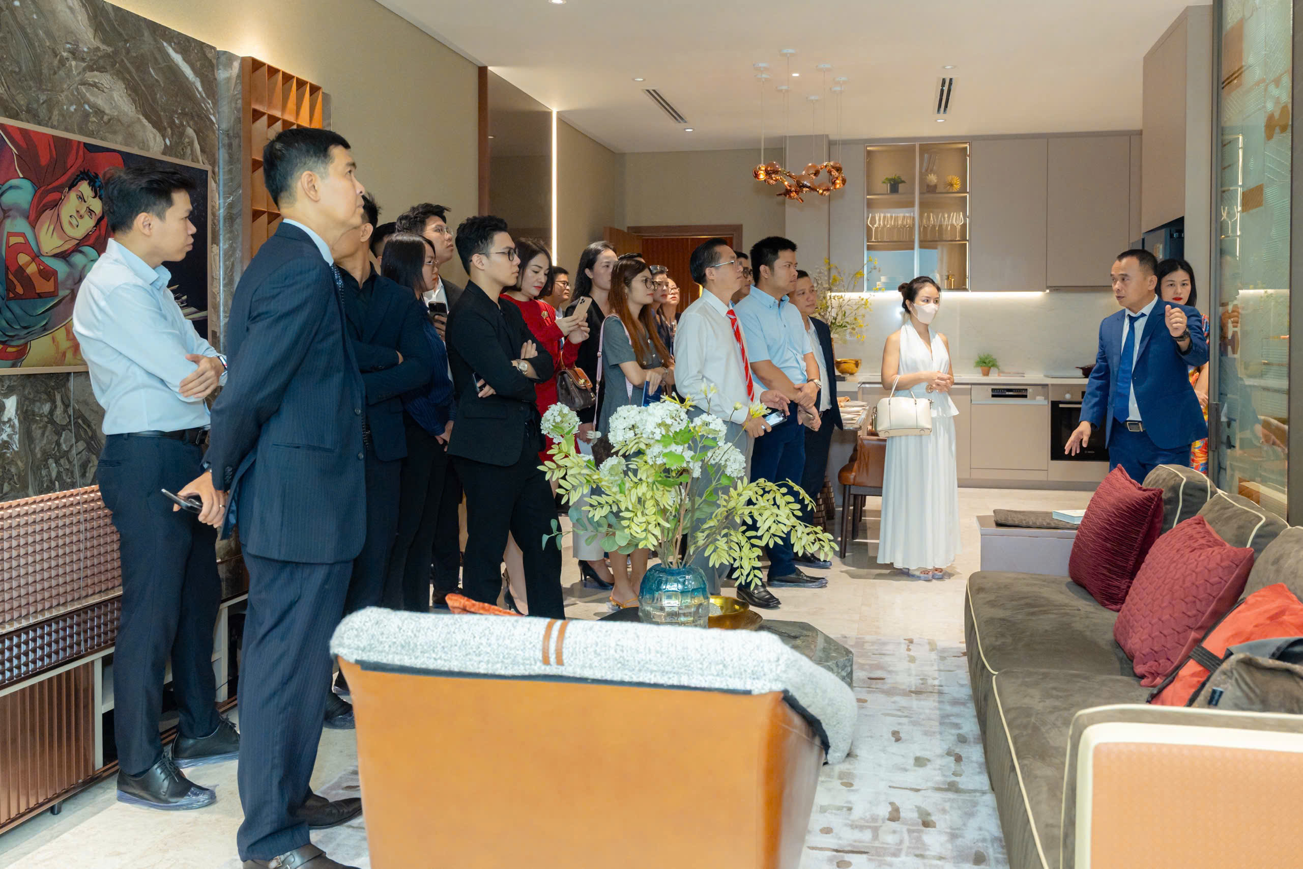 Đông đảo đại diện đơn vị phân phối, khách hàng tham quan căn hộ mẫu The Privé