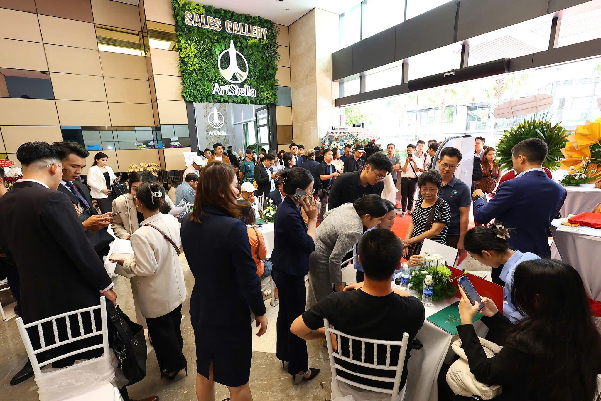 Đông đảo khách hàng tham quan Sales Gallery & căn hộ mẫu ArtStella ngay ngày khai trương
