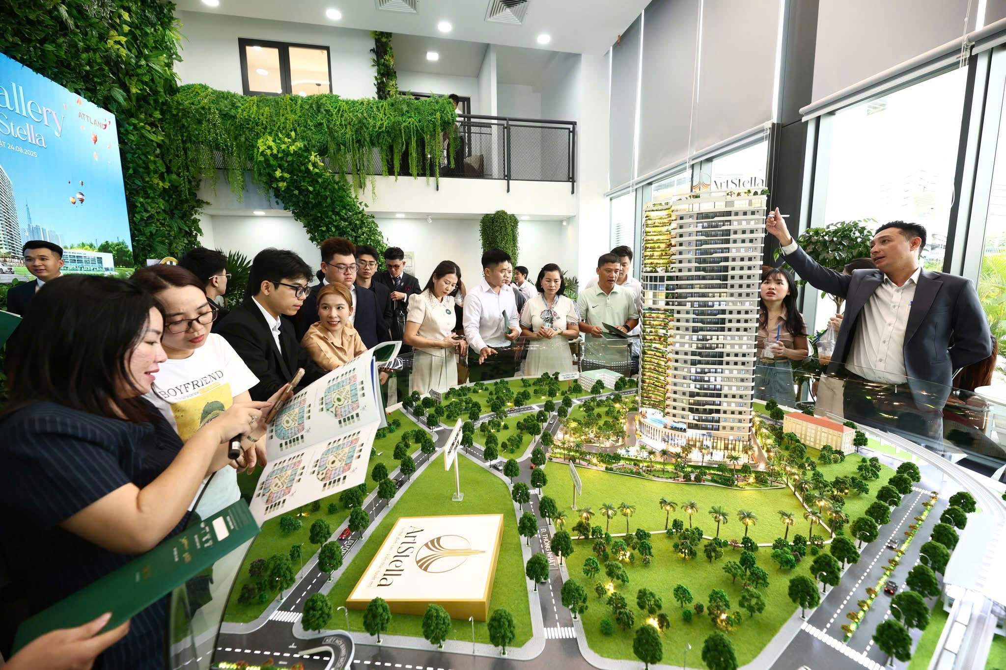 Không gian Sales Gallery sôi động với khách hàng trải nghiệm sa bàn ArtStella