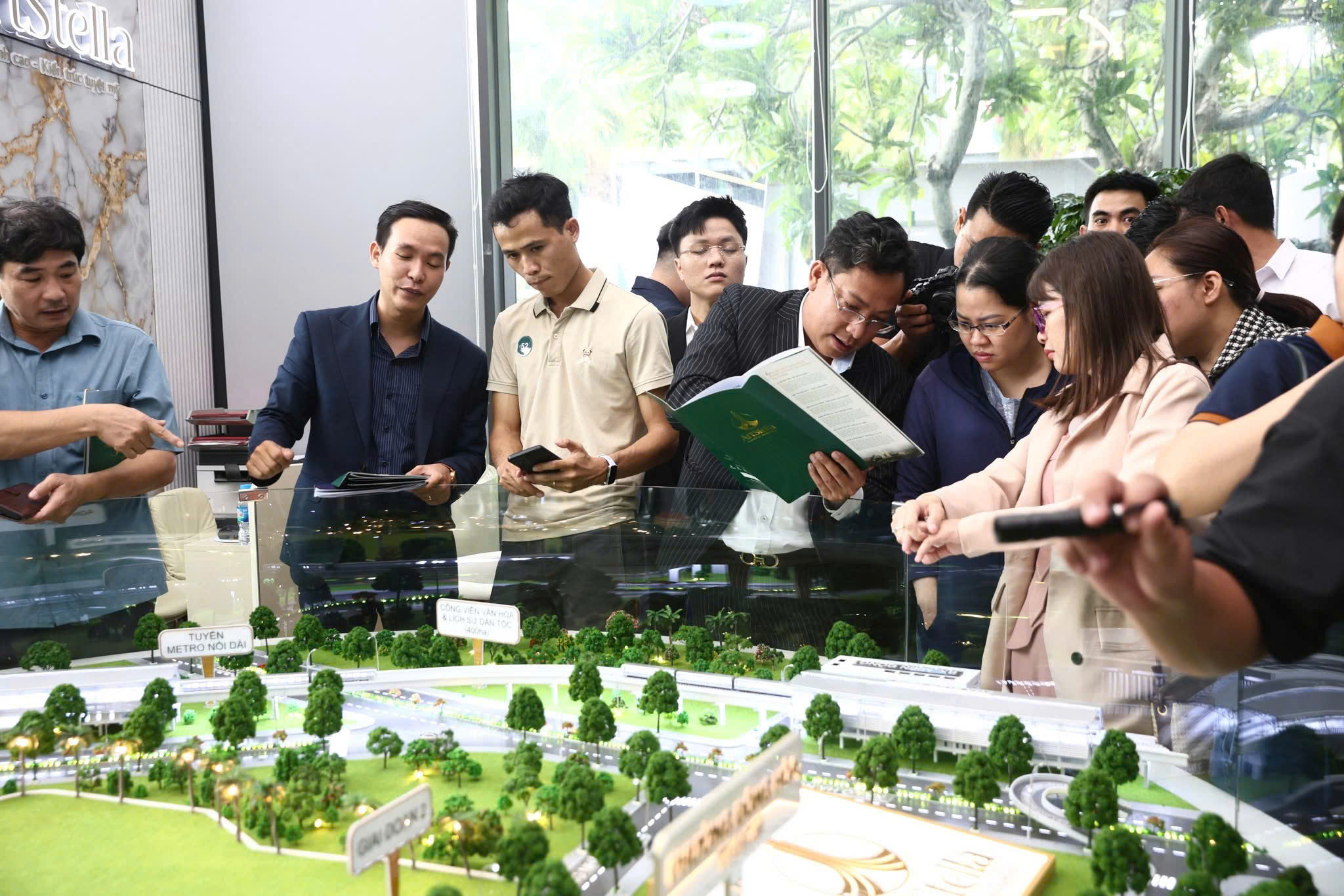 Không khí sôi động tại khu vực sa bàn – điểm nhấn của Sales Gallery ArtStella