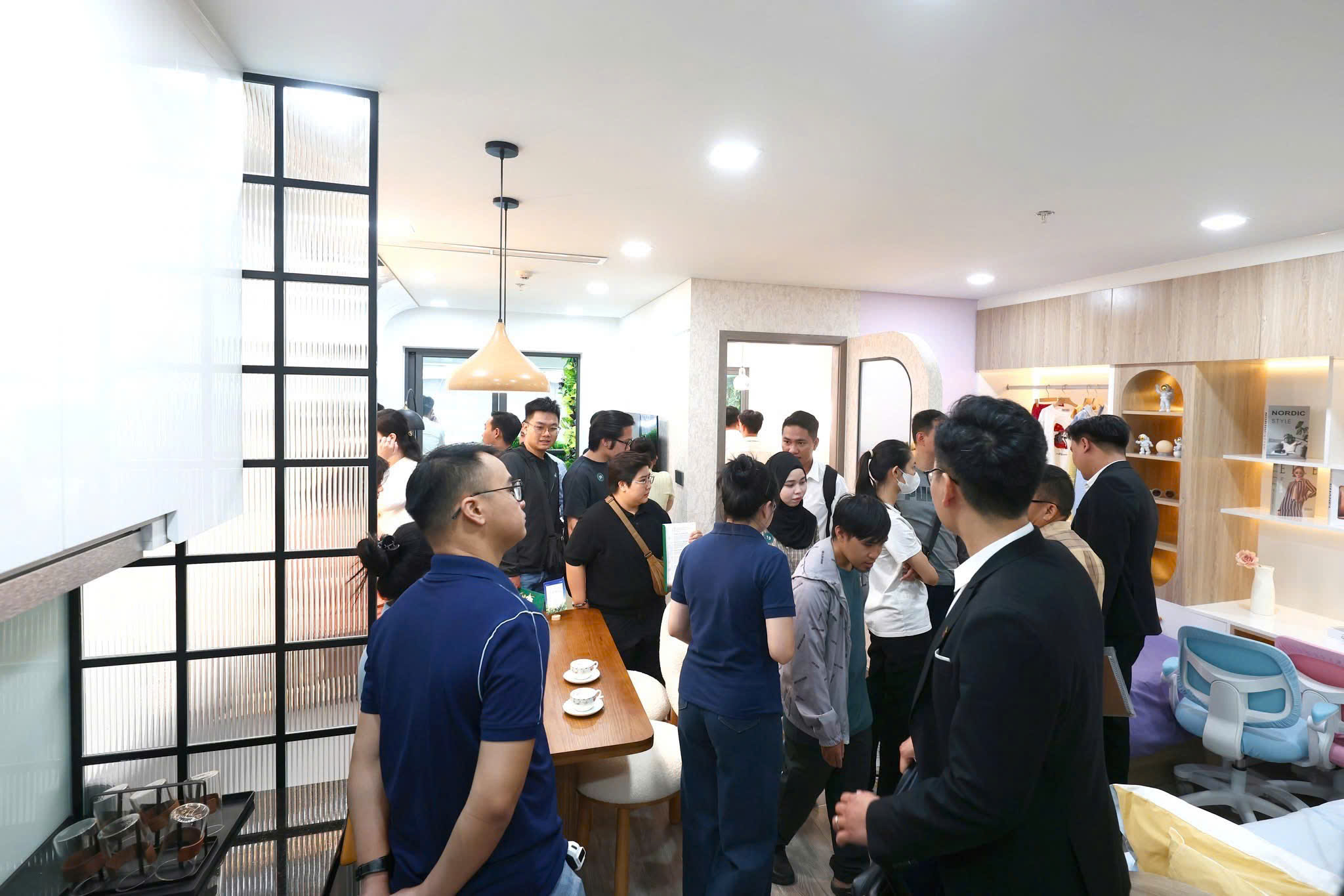 Khách hàng trải nghiệm trực tiếp không gian căn hộ mẫu ArtStella